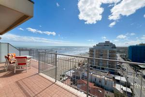 Attico vista mare con ampio balcone