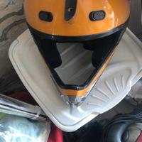 Casco integrale giallo e nero