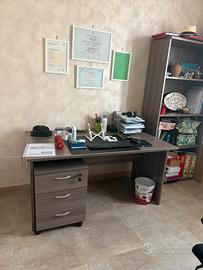 Scrivania e libreria