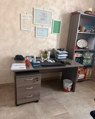 Scrivania e libreria