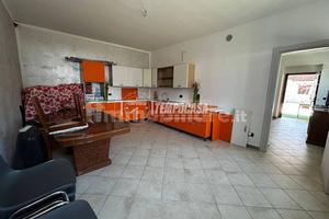 SOLUZIONE INDIPENDENTE CON GIARDINO E RUSTICO