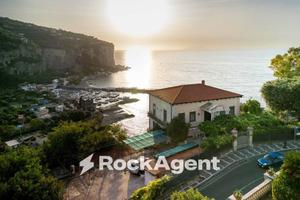 Palazzo / Stabile di 1000 m² con più di 5 locali a