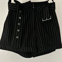 Pantaloncino nero con righe bianche e cintura abbi
