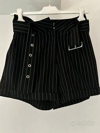 Pantaloncino nero con righe bianche e cintura abbi