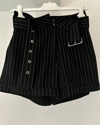 Pantaloncino nero con righe bianche e cintura abbi