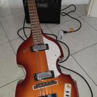 Basso elettrico Hofner con amplificatore.