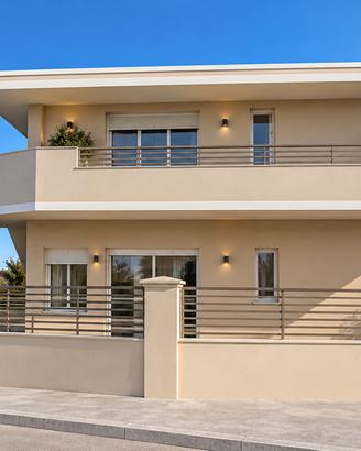 Elegante bifamiliare con giardino privato e posto