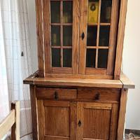Credenza con vetrinetta in puro legno massello.