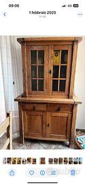 Credenza con vetrinetta in puro legno massello.
