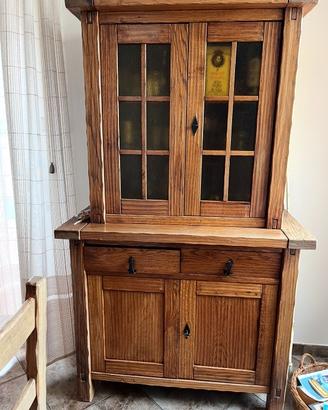 Credenza con vetrinetta in puro legno massello.