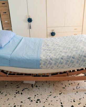 Letto sanitario motorizzato con materasso