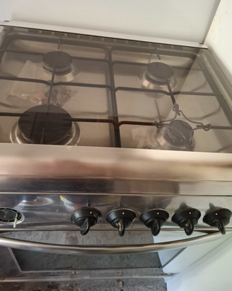 Cucina a gas  4 fuochi e  forno