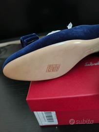 Décolleté Salvatore Ferragamo Vara in Velluto Blu