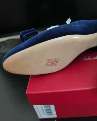 Décolleté Salvatore Ferragamo Vara in Velluto Blu