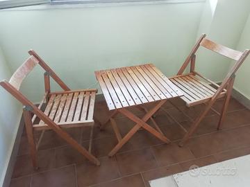 Tavolino con sedie in legno 