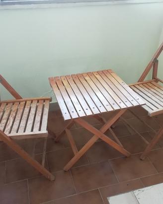 Tavolino con sedie in legno 