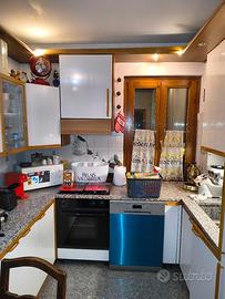 Cucina completa con top in granito