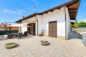 VILLA A SCHIERA D'ANGOLO A TORRAZZA PIEMONTE
