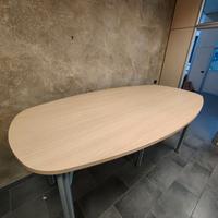 Tavolo in legno da esposizione