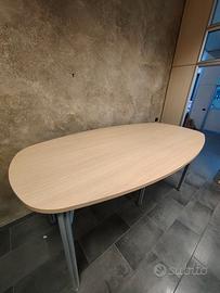 Tavolo in legno da esposizione