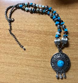 Collana con pietre azzurre