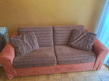 Divano letto matrimoniale  molto comodo.