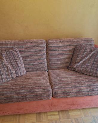 Divano letto matrimoniale  molto comodo.