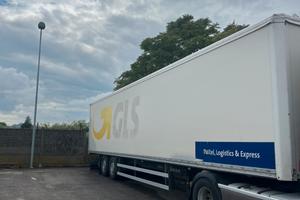 Semirimorchio furgonato due assi