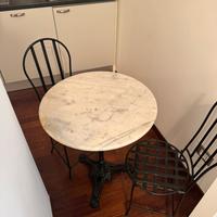 Tavolo con piano in marmo e sedie