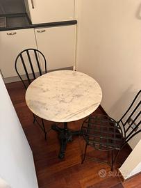 Tavolo con piano in marmo e sedie
