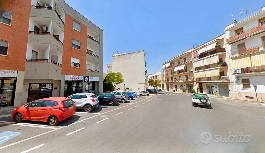 Attività / Licenza di 300 m² con 4 locali a Matera