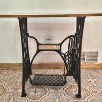 tavolino /console con base piedu macchina singer 