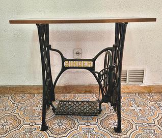 tavolino /console con base piedu macchina singer 