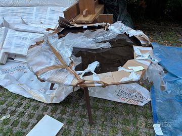 Tavolo rotondo in vetro con gambe in legno