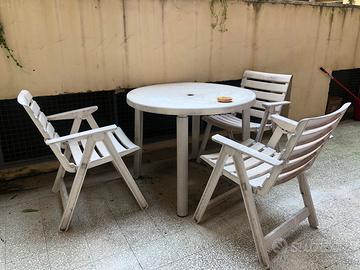 Tavolo e sedie da esterno