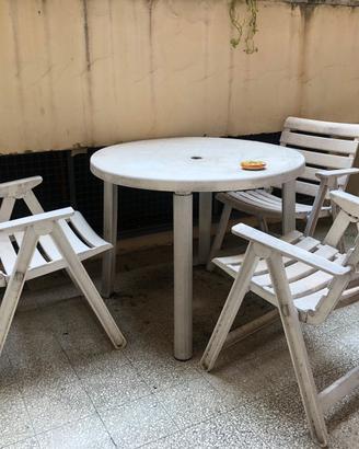 Tavolo e sedie da esterno