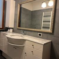 Mobile bagno con marmo bianco e specchio