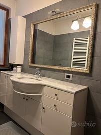 Mobile bagno con marmo bianco e specchio