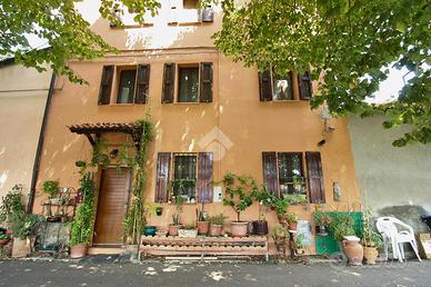 CASA SEMINDIPENDENTE A MONTECHIARUGOLO