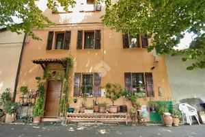 CASA SEMINDIPENDENTE A MONTECHIARUGOLO