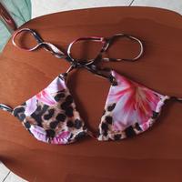 Bikini nero con fiori