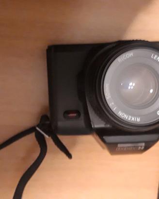 fotocamera ricoh con teleobiettivi