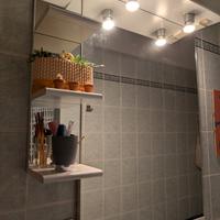 Specchio bagno con luci integrate e mensole