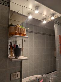 Specchio bagno con luci integrate e mensole