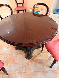 Tavolo rotondo in legno allungabile con sedie