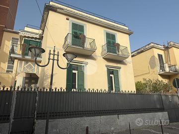 PORZIONE DI BIFAMILIARE A PORTICI