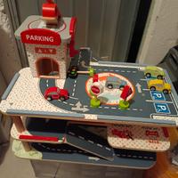 garage legno con macchinine ed elicottero