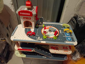 garage legno con macchinine ed elicottero