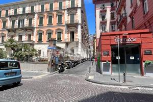 2 LOCALI A NAPOLI