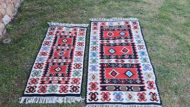 tappeti colorati con frange